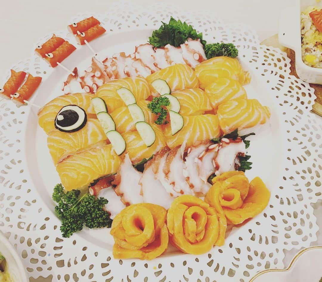 杉浦太陽さんのインスタグラム写真 - (杉浦太陽Instagram)「こどもの日の晩御飯！  みんな元気に健やかに！  @sugiurataiyou_official  #こどもの日 #サーモン鯉のぼり #春巻きカブト #みんな元気に健やかに！」5月5日 22時11分 - sugiurataiyou_official