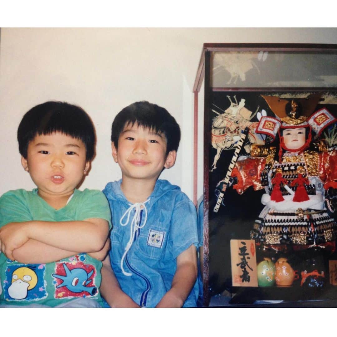 福田太郎のインスタグラム：「🎏👦🏻👦🏻 いつの日かの兄弟写真。 むっちり可愛かった弟と、もやしっ子だった兄（私） ⠀ #こどもの日 #三つ子の魂百まで  真面目な幼少期を過ごしたはずなのに、写真を見ると おどけてばかりの、お調子者だったみたい。笑 #金太郎 #桃太郎 #浦島太郎 #福田太郎」