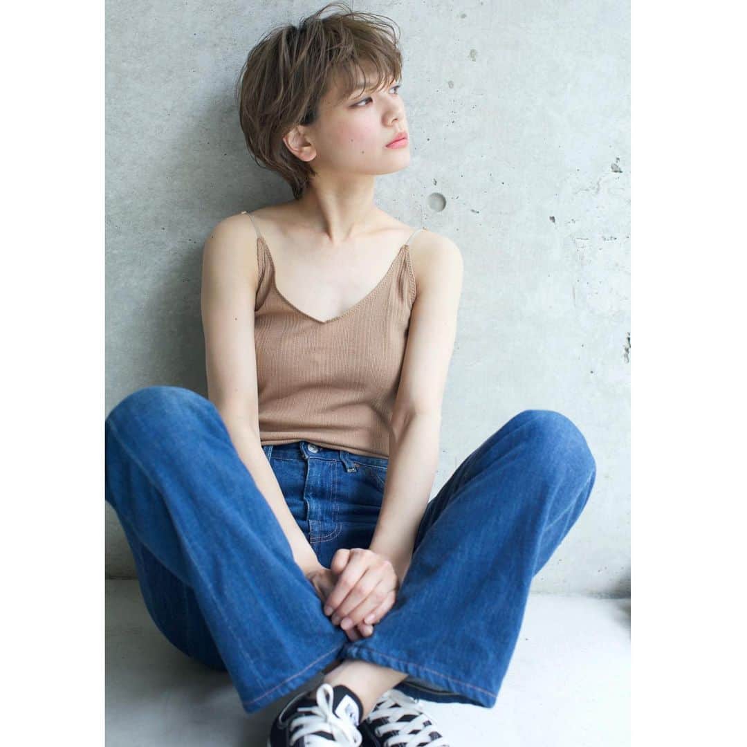 石川瑠利子のインスタグラム：「. . 暑くなってくると髪の毛明るくしたくなっちゃうね🥳🥳 このくらいの色味の時が懐かしいです🥺❤️ . . #photo #hair #shorthair #fashion」