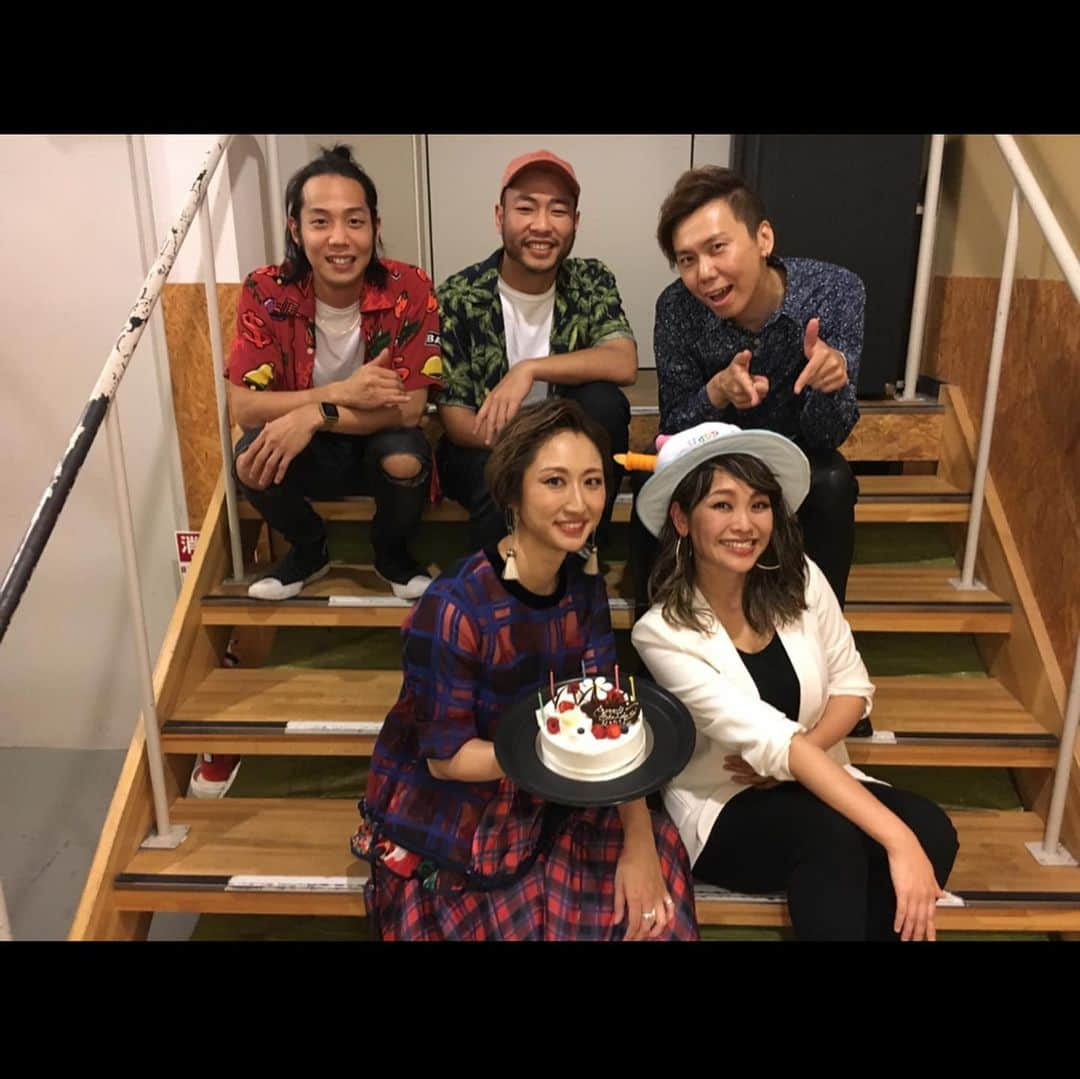 Ms.OOJAさんのインスタグラム写真 - (Ms.OOJAInstagram)「Ms.OOJA LIVE Chronicle 7days 最終日は2018年6月PROUD acoustic tour@広島クラブクアトロでした！ . Gtr//黒田晃年 Key//石田まり Opening act //Blue vintage . ホールツアーのPROUDとはまた違った世界観をお届け出来るアコースティックツアー . ピアノとギターだけのアコースティックツアーはいつも修行のようだと思ってます。 . だからこそ、ホールツアーとはまた違う楽しさがあるし、アルバム曲をもっと好きになれる☺️ . . Blue vintageも参加してくれたこのツアー、初めましての方々も彼らの音楽に魅了されてましたね！こんな風な出会いが人生の宝物になっていくのを体感してもらえたんじゃないかなと思います。 . さぁ、7日間お付き合いいただきありがとうございました。 自粛期間に毎日みんなに会えたことは、これまた今しかできないことで、貴重な時間でした。 . 7本のライブ映像は5月末まで限定公開しています！まだ観てない方も、何度でもの方も、ぜひ😊 . みんな本当にありがとうね！ . つぎは5/10日20:00〜おじゃファミ会限定配信で☺️ . #msooja #live #YOUTUBE」5月5日 22時14分 - msoojafaith