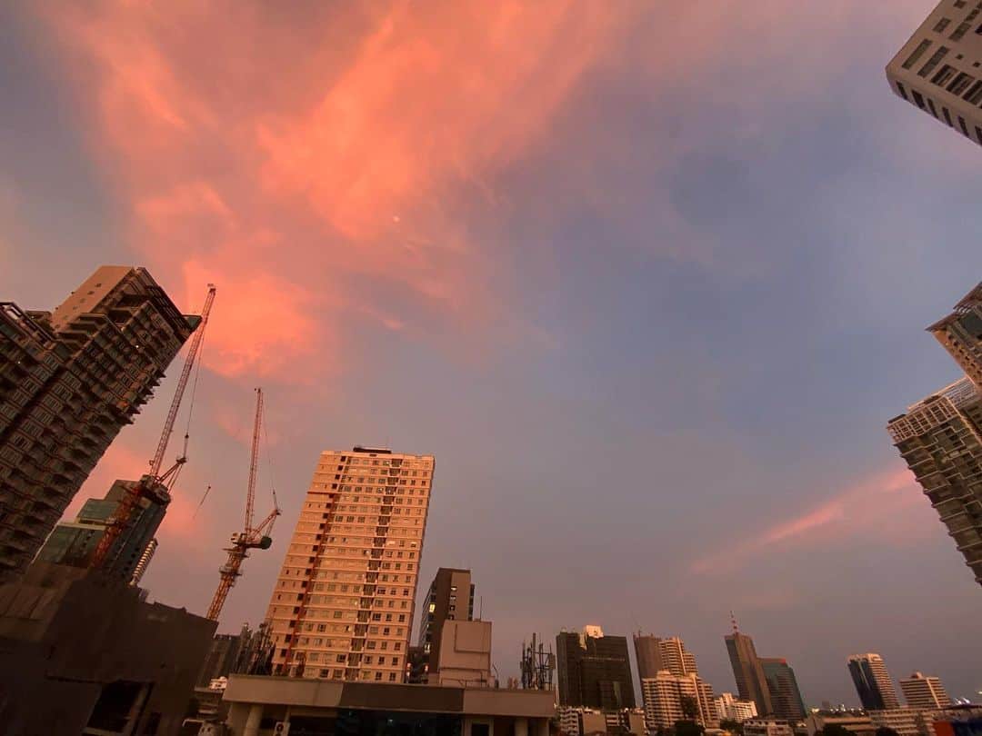 新井利佳さんのインスタグラム写真 - (新井利佳Instagram)「#bangkok #bangkokstyle #bangkokthailand #sky_lovers #sky_collection #sunset #lifestyle #day  #日落 #曼谷 #美 #天空 #喜歡天空 #曼谷生活 #日常  #いまそら部 #空 #空好き #空好きな人と繋がりたい #バンコク #工事現場 #おうち時間 #sunset_sunrise_beautiful #バンコク生活  ビールがどこも売り切れらしい。 今日はお外に出かけていないので、もしかしたら、あるのかも知れないけど。  我が家は配達のビールが無事に届きました✨ お酒屋さん、アルコール類販売解禁されてお忙しいのに配達ありがとうございました🙏  最近の夕焼けはとっても綺麗❤️」5月5日 22時15分 - rika.arai