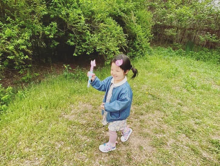 秋葉里枝さんのインスタグラム写真 - (秋葉里枝Instagram)「어린이날 子供の日👧🏻❤️ 예나가 즐길수있는하루로 만들어주고 싶었는데 어디 갈때가 생각나지도 않고 그냥 지나가버릴뻔했던 오늘. 에바언니가 놀자고 해줘서 예나는 너무 좋아하는 준이오빠 만나 아주 신나게 놀았어요🌿 예나가 즐거워하는 모습을 보니 정말 행복한 하루였어요~ 한국에 오래 살면서 오래된 친구가 있다는건 마치 가족이 있다는 느낌이에요. 한국에 친언니같은 에바언니가 있어 또 행복합니다🥰 고마워요 언니 오빠 ❤️ 咲那がたのしめることをしてあげたいなって思ってた矢先に エバちゃんからのキャンプのお誘い🏕 いつものおうち時間で過ぎ去らず 咲那が思いっきり楽しんでる姿を見て 幸せになりました:) 海外に住んでいながら、13年と長い付き合いの友人は 私にとっては、家族そのもの。 お姉ちゃんみたいな彼女がいてくれて いつもどこがで支えられてます🌿 ありがとう❤️」5月5日 22時24分 - rie_akiba