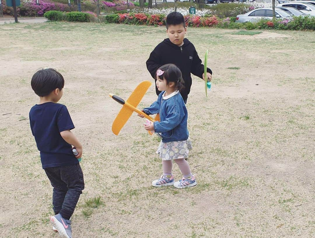 秋葉里枝さんのインスタグラム写真 - (秋葉里枝Instagram)「어린이날 子供の日👧🏻❤️ 예나가 즐길수있는하루로 만들어주고 싶었는데 어디 갈때가 생각나지도 않고 그냥 지나가버릴뻔했던 오늘. 에바언니가 놀자고 해줘서 예나는 너무 좋아하는 준이오빠 만나 아주 신나게 놀았어요🌿 예나가 즐거워하는 모습을 보니 정말 행복한 하루였어요~ 한국에 오래 살면서 오래된 친구가 있다는건 마치 가족이 있다는 느낌이에요. 한국에 친언니같은 에바언니가 있어 또 행복합니다🥰 고마워요 언니 오빠 ❤️ 咲那がたのしめることをしてあげたいなって思ってた矢先に エバちゃんからのキャンプのお誘い🏕 いつものおうち時間で過ぎ去らず 咲那が思いっきり楽しんでる姿を見て 幸せになりました:) 海外に住んでいながら、13年と長い付き合いの友人は 私にとっては、家族そのもの。 お姉ちゃんみたいな彼女がいてくれて いつもどこがで支えられてます🌿 ありがとう❤️」5月5日 22時24分 - rie_akiba