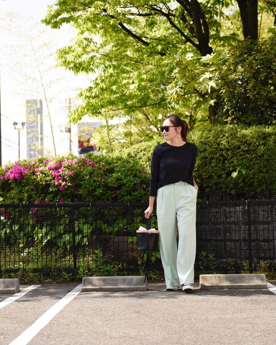 Keikooooooのインスタグラム：「今日の服💚💙 天気が良くて気持ち良かったので、 スーパー行くだけでもお気に入りを 着ちゃった(.*◡͐*)b♡ パンツのカラーは一目惚れ♪ 形が綺麗だから、水色も追加しよか笑。 ご質問のあったパンツのサイズはMにしました。 ヒールはあまり履かないので、丈をチクチクお直ししました👌tops、bag、考えつくされた形やサイズ感👏🙆‍♀️◎ . tops @dolce._official pants @blanc_official.jp bag @dolce._official」