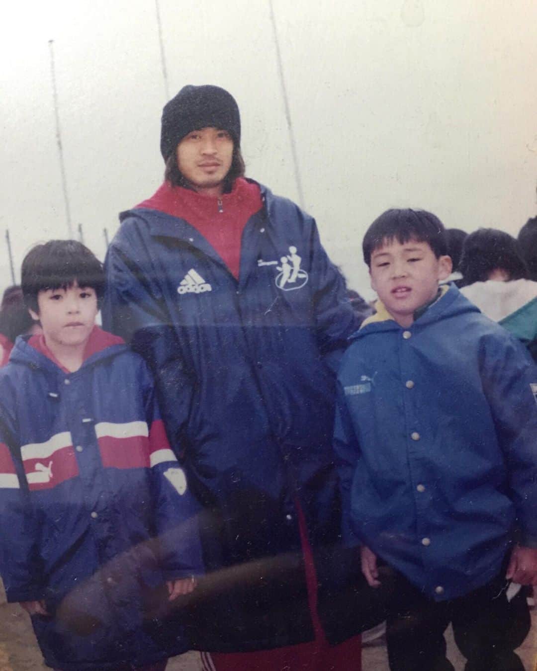 濱田水輝のインスタグラム：「子供の日🎏  僕は子供の頃からずっとサッカー中心の生活をしてきました⚽️ 多くの犠牲を払ってくれたであろう両親には本当感謝です。 そして自分の親がそうしてくれたように、自分の子供にはいろんなことを経験させて、好きなことをたくさんやらせてあげようと思います😊  この写真は地元のマラソン大会の後に当時浦和レッズに所属していた大柴健二選手と撮らせてもらった1枚です📸 この10年後にまさか自分が浦和レッズに入団するなんて全く想像していませんでしたね。  小さい頃の記憶って思い出せることの方が圧倒的に少ないけど、この写真を撮ったときのことは鮮明に覚えているんですよね。  プロ選手から夢をもらった子供が、プロ選手になり子供たちに夢を与える。 素敵ですね✨  そんなことを再認識する良い日になりました！  #子供の日#浦和レッズOB#大柴健二 さん#ファジアーノ岡山#子供たちに夢を」