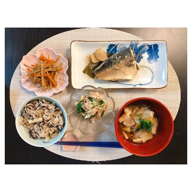 早乙女わかばさんのインスタグラム写真 - (早乙女わかばInstagram)「.﻿ 「わかば飯の記録」﻿ ﻿ 楽しんでますよ〜🤣🤣🤣﻿ ﻿ キーマカレーを作るときは﻿ アラビアンナイト歌う🍛🎶﻿ ﻿ 美味しくなる魔法だよ🧞‍♂️﻿ ﻿ 料理教室の先生が、不機嫌な気持ちで作ると美味しくなくなる🥺と教えてくれました。﻿ ﻿ なんでも楽しまなくっちゃね✨✨✨﻿ きっと料理も美味しくなる🤤﻿ ﻿ ⚠️髪が乱れており、メガネという👓完全なるお家スタイルなので😂キーマカレーを作っている様子は24時間限定でストーリーにあげてます🧞‍♂️✨﻿ ﻿ 少しでも皆さんがクスッと笑えるよう…🤣﻿ ﻿ #わかば飯﻿ #料理初心者﻿ #キーマカレー﻿ #楽しんだもの勝ち」5月5日 22時29分 - s_wakaba.94