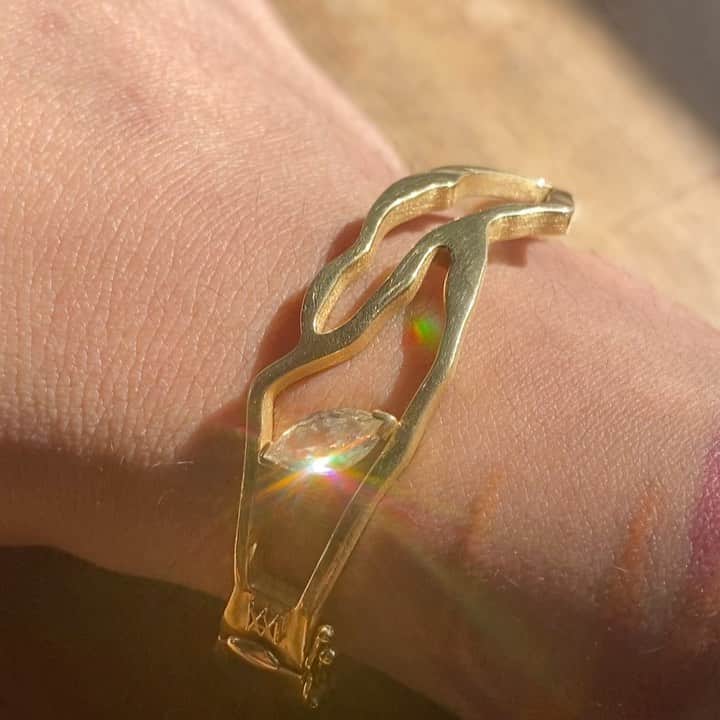稲木ジョージのインスタグラム：「We are all “broken” somehow. But it’s up to you to put it all together. @milamorejewelry Kintsugi bangle💎  大かろうが、小さかろうが、誰もが「荷物」を背負ってます。心も壊れます。壊れたからって、弱くも脆くもありません。ミラモアのKINTSUGIコレクションは、「壊れた」自分を認めることで、「自信」へと生まれ変わるというコンセプトです。より強く、より美しく、KINTSUGIジュエリーを身につけて新しい時代を乗り越えましょ😉💞バングルの裏に刻印した”Manifest destiny”はいろんな意味があるけど、自分は「目標を現実にする」という意味合いで、メッセージを刻んだよ。」