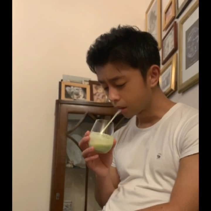 のインスタグラム：「👦🏻🍹♨️﻿ いろいろ渋滞しました。﻿ ﻿ #こどもの日 にちなんで﻿ #アプリで子どもに変身し﻿ #流行りの﻿ #大人のクリームソーダ を飲んで﻿ #おっさん声で感想を言うという﻿ #しょうもない動画を撮ろうとしたら﻿ #ジャストタイミングで風呂が沸き﻿ #プチパニックで一瞬おっさんに戻り﻿ #しばし無の境地に至り﻿ #最後はただただ力なく﻿ #カメラを見る事しかできませんでした﻿ #とりあえず言える事は﻿ #お風呂が沸きました﻿ ﻿」
