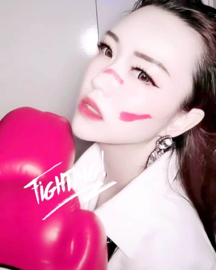 Nicole Chenのインスタグラム：「What are you fighting for this year in 2020? #douyin #douyinchina #quarentine #quarantinememes #tiktokchina Make up bought @sleeks.co Chinese douyin id :djnicole #抖音#抖音有毒 #抖音上瘾 #抖音精选 #抖音短视频 #douyinvideos #uzzlang #korean #chinese #asian #tiktokchina  #uzzlangstyle #douyin #抖音日常 #抖音上癮 #抖音短視頻 #tiktok #douyinchina #小姐姐 #抖音🎵 #抖音短视频在线#情侣 #恋爱 #huaweimate30pro」