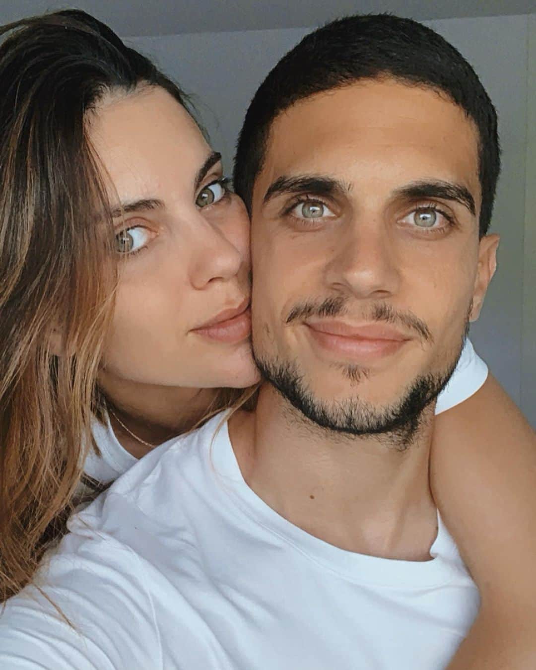 マルク・バルトラのインスタグラム：「En modo cuarentena. 🏡🤍 #quarantine #home #couple #mood 👫🏻🍊」
