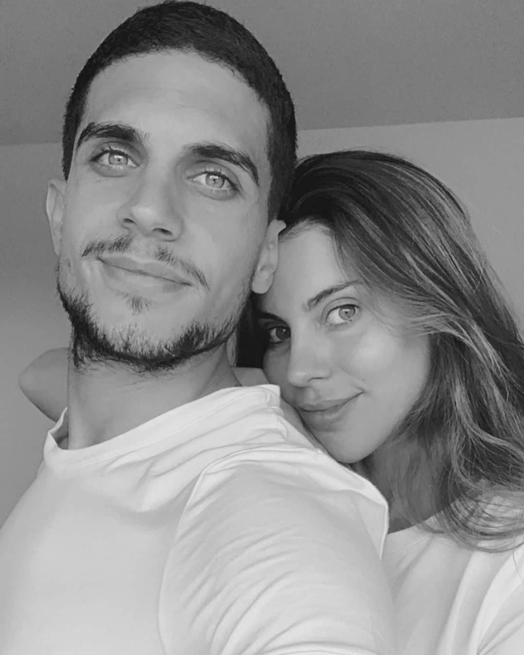 マルク・バルトラさんのインスタグラム写真 - (マルク・バルトラInstagram)「En modo cuarentena. 🏡🤍 #quarantine #home #couple #mood 👫🏻🍊」5月5日 22時59分 - marcbartra