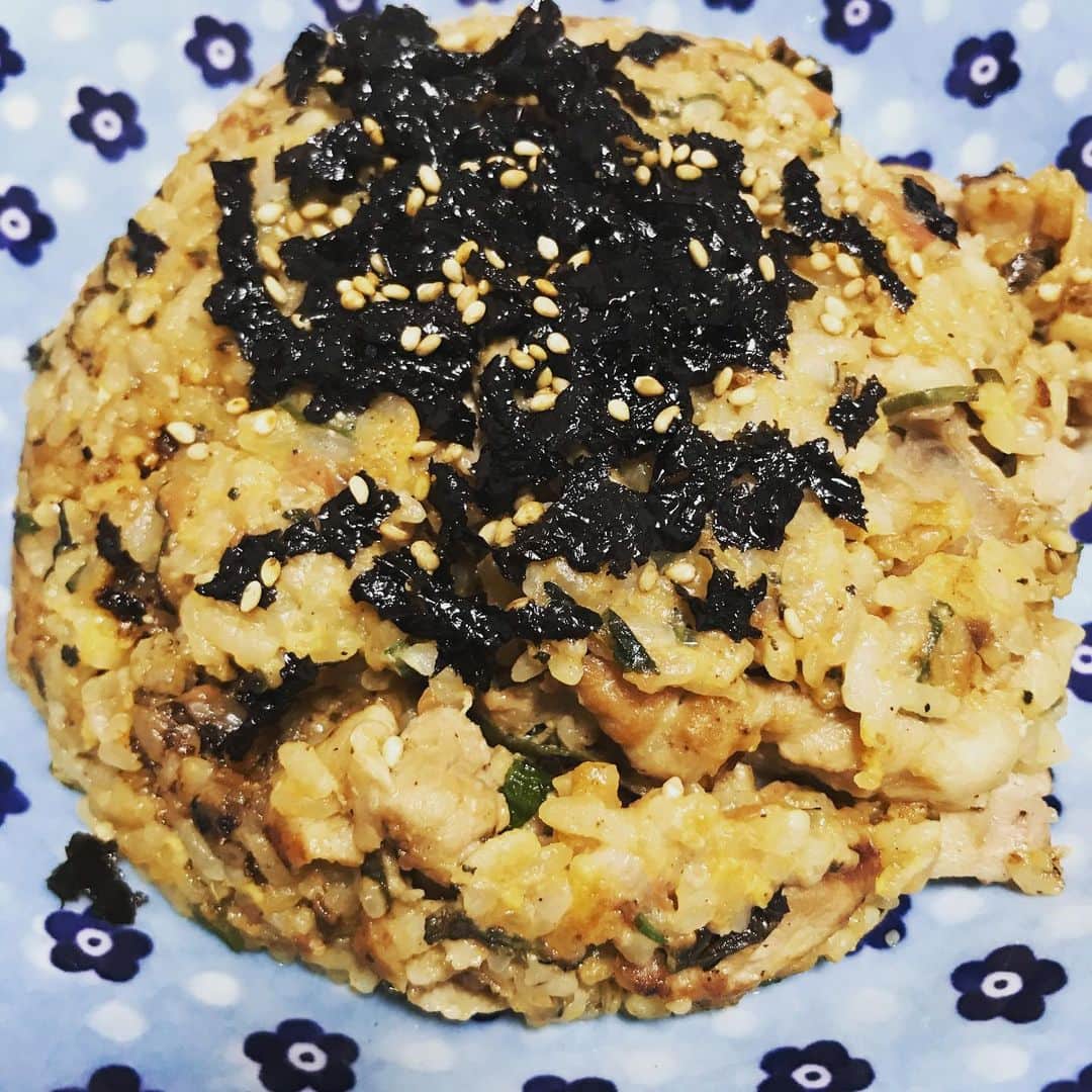 のインスタグラム：「ステイホーム週間、11日目。 Gaman Week 7日目。  きょうは、こどもの日。 小さい頃、キャンピングカーのおもちゃを買ってもらった記憶が強く印象に残っています。 小中の野球少年時代は、野球の練習 高校の放送部時代は、Nコンに向けた番組作り・朗読の練習、 大学時代は、寮のお祭りに向けたオリジナル動画の撮影、編集。  今年は、どれもできません。  我慢してくれた子どもたち、 よく頑張りました。 その我慢がきっと実を結んで、 来年は、 ものすごく楽しいこどもの日が きっと待っているはずです。  出社された方、 外出自粛された方、 お子さんとお家で過ごされた方、 一日お疲れ様でした。  今日の主役は……久々の2品！ ・梅と大葉のチャーハン！ ・厚揚げと水菜のサラダ！  #こどもの日  #チャーハン  #梅と大葉  #豚肉 #ネギ #韓国のり  #ごま #自分史上最高チャーハン #香りも最高  #厚揚げと水菜のサラダ  #厚揚げは焼いてます #ごまドレッシング  #これまた間違いない  #先輩お二方に #昨日の寿司をいじられました笑 #明日はドヤ顔で出社します #やればできる  #ただチャーハンは作り過ぎた #残った半分は明日の朝食へ #ステイホーム  #ざいたくごはん #めんたいワイド #つながろうめんたい  #fbs  #元木寛人  #元木アナ #今日も一日お疲れ様でした  #明日もいい日になりますように」