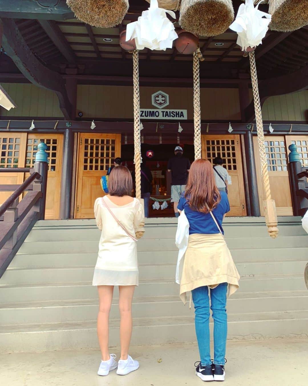 ミクのインスタグラム：「happy birthday my mother♡﻿ 愛してる♡ 　#happybirthday #loveforever #Hawaii  #ハワイ旅行　#ハワイの神社　#後ろ姿なんか似てる　#こどもの日 ﻿」