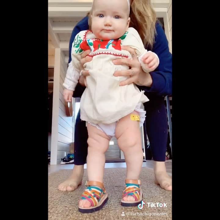 チャチー・ゴンザレスのインスタグラム：「Something just happens when you slip on the huaraches....HAPPY CINCO DE MAYO!🇲🇽 lil bean will celebrate and thrive in her Latina culture just as much as her Finnish side 💃🏻」