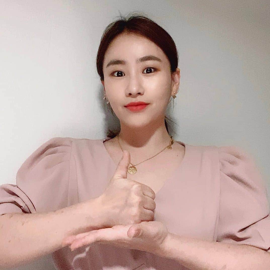 Urban Zakapaのインスタグラム：「응원 합니다!!👍 Repost by @tenomahj ——— 안녕하세요 조현아 입니다.코로나 19의 극복을 위해 노력해주시는 의료진 분들께 존경과 감사를 보냅니다. #덕분에챌린지  #의료진덕분에 #덕분에캠페인 🌈 의미있는 일에 동참하게 해준 수지 @skuukzky 님께 감사합니다. 어반자카파의 멤버 권순일 @urbankwon 박용인 @urbanzakapayongin 님 동참해주세요❤️」