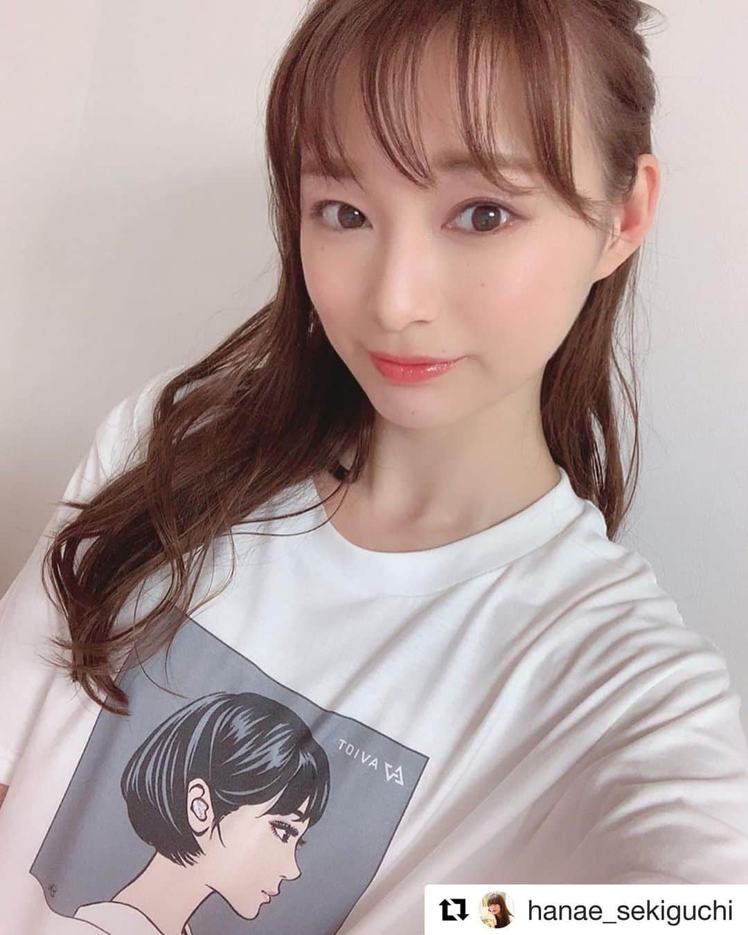 江口寿史のインスタグラム：「#Repost @hanae_sekiguchi with @get_repost ・・・ . . AVIOT×HISASHI EGUCHI @aviotjapan @eguchiworks . . 漫画家・イラストレーターの江口寿史さん書き下ろし 「TE-D01i」のパッケージイラストが デザインとなっている限定オリジナルTシャツが発売中です✨ . . 3色あるんだけど私が着てるのは イヤホンと同色のスノーホワイトです🐰 . みなさんもよかったらイヤホンと一緒に おそろいのTシャツGETしてね😉❤ . . ちなみにコラボTシャツ発売記念で 5/10までキャンペーンやってるみたいです🌟 . ＊江口寿史さんのサイン入りTシャツ ＊AVIOTのワイヤレスイヤホン【TE-D01i】 . 各3色のどれかが当たるみたいなので 気になった方はAVIOTさんのInstagramを チェックしてくださいね💓 . .」