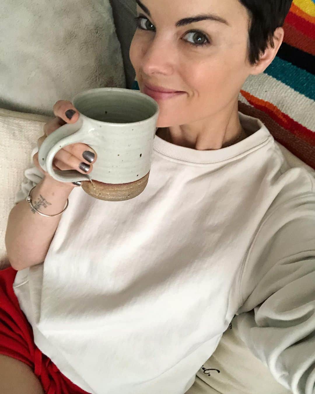 ジェイミー・アレクサンダーさんのインスタグラム写真 - (ジェイミー・アレクサンダーInstagram)「GOOOOOD MORNING!☀️😍I’m on my 50th cup of coffee. What are you up to?🥴☕️☕️☕️🙌🏻🤠🙈 #quarantinelife」5月5日 23時15分 - jaimiealexander