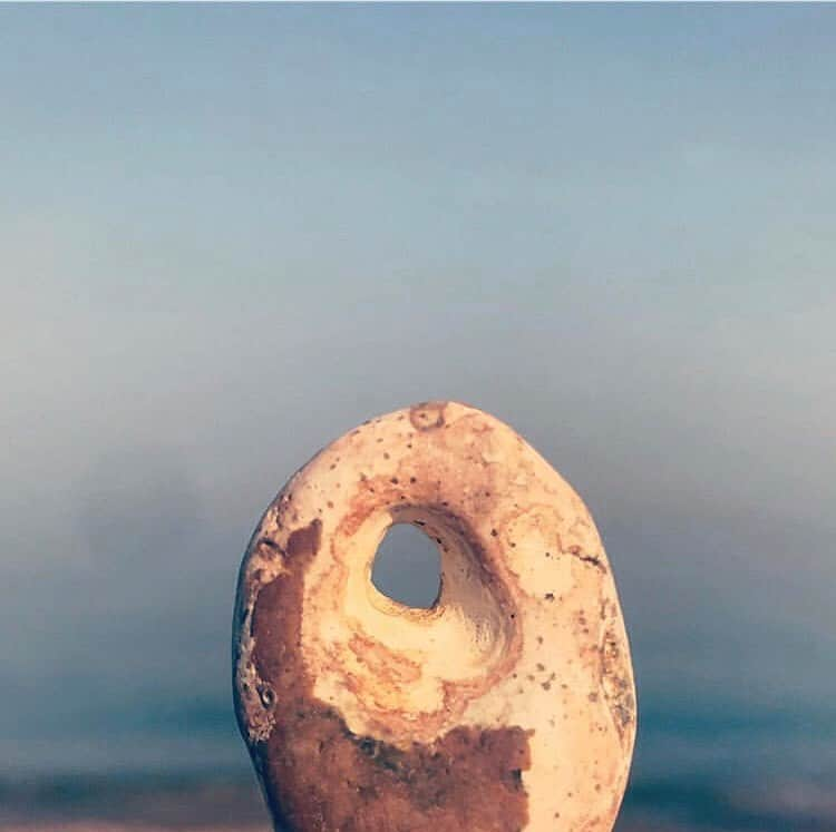 ベックスロックスさんのインスタグラム写真 - (ベックスロックスInstagram)「#incidentalbeauty  Hag stones, Holey Stones or (BarbaraHepworth?) are stones that have a naturally occurring hole and are usually found near oceans and other bodies of water.  They are said to be powerful protection talismans, and when worn they protect the bearer from curses, hexes, negative spirits and harm.  It is also believed that if you peer through the hole you can see fae folk and otherworldly entities. And if one breaks it’s is thought to have used it’s power to protect a life.  Holey stones remind me of home and have a sense of childhood nostalgia for me on beach walks with my dear friend @cosipole who was always brilliant at finding them.  Now I am using their inspiration and magic conceptually working them into my #incidentalbeauty wearable art collection, coming soon 🙏#workinprogress . . . . . . . . .  #hagstones  #wearableart  #bespokeitlikeyoumeanit  #powerstones  #passionproject  #handcarved  #sustainableluxury #sculpturaljewelry #barbarahepworth  #healingstones #ibelieveinfairies」5月5日 23時15分 - rcollectivestudio