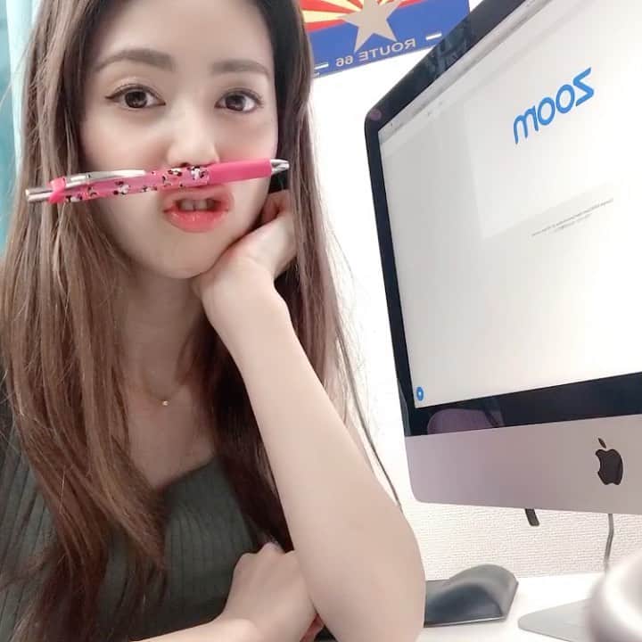 のインスタグラム：「♡ Zoom meeting ・ ・ なんだろ 慣れなくて笑っちゃう。 ・ でも最高に便利だね！ ・ 移動の時間とか 家族との時間に出来るから 今後もこれだと嬉しい。 ・ 信じられないだろーけど プライベートまじコミュ障。 ・ みかがいないと前に進めない。 それが私です。 ・ ・ でも、、 今まで出会えた人たち なんだかんだみんな、大好き。 ・ ・ ・ #1日1大好き #優美 #ゆうみ #me #昭和感 #大好き #ダイスキ #daisuki #love #❤️ #zoom」
