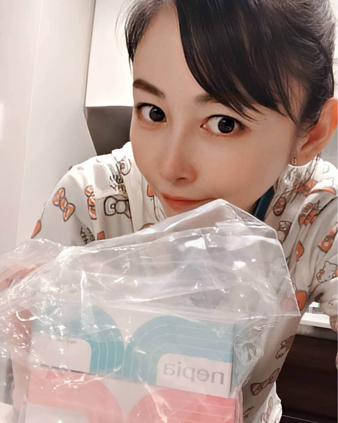 杉原杏璃さんのインスタグラム写真 - (杉原杏璃Instagram)「可愛かったから。  このティッシュ 使える？ と思いながら。。。 前に可愛くて買ってて、ずっと出番がなかったティッシュ✨  これだけで撮るとよくわからないと思いますが 。。。 こんなに小さいの！！ 買い出しの頻度も減ったので、ストックも残り少ない中、ここにきてミニちゃんがこんなに活躍するとは✨  ちょこちょこっとしたシンクまわりの掃除に使える〜⤴︎ #japan  #LOVE  #love  #instagood  #YOLO  #new  #look  #follow  #happy  #fun  #funny 　#smile  #beauty  #swag  #girl  #girls  #me  #fashion  #アンラブ  #ANdRIDE  #グラビア  #アイドル  #グラドル  #グラビアアイドル  #anrisugihara  #杉原杏璃」5月5日 23時28分 - anri.sugihara.anri