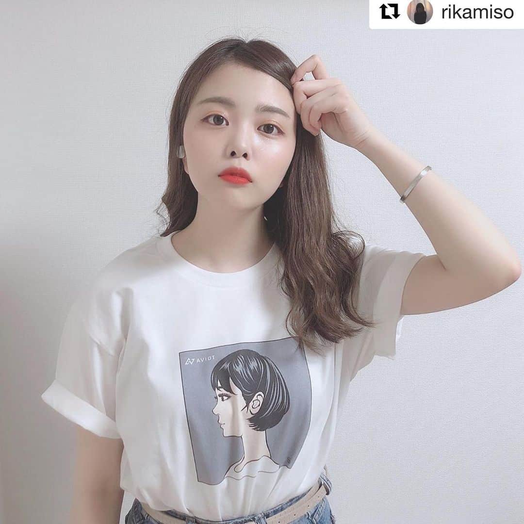江口寿史のインスタグラム：「#Repost @rikamiso with @get_repost ・・・ 👕﻿ ﻿ ﻿ AVIOT TE-D01i のパッケージと同じ﻿ 江口さんデザインのTシャツも出てるよ〜〜！﻿ ﻿ ﻿ 白T大好きマンだから可愛いの増えて嬉しい𓅿﻿ ﻿ ﻿ 最近暑いから毎日半袖🥵﻿🍨 ﻿ ﻿ #PR #aviot #ワイヤレスイヤホン #Tシャツ #お洒落さんと繋がりたい #おうちコーデ」