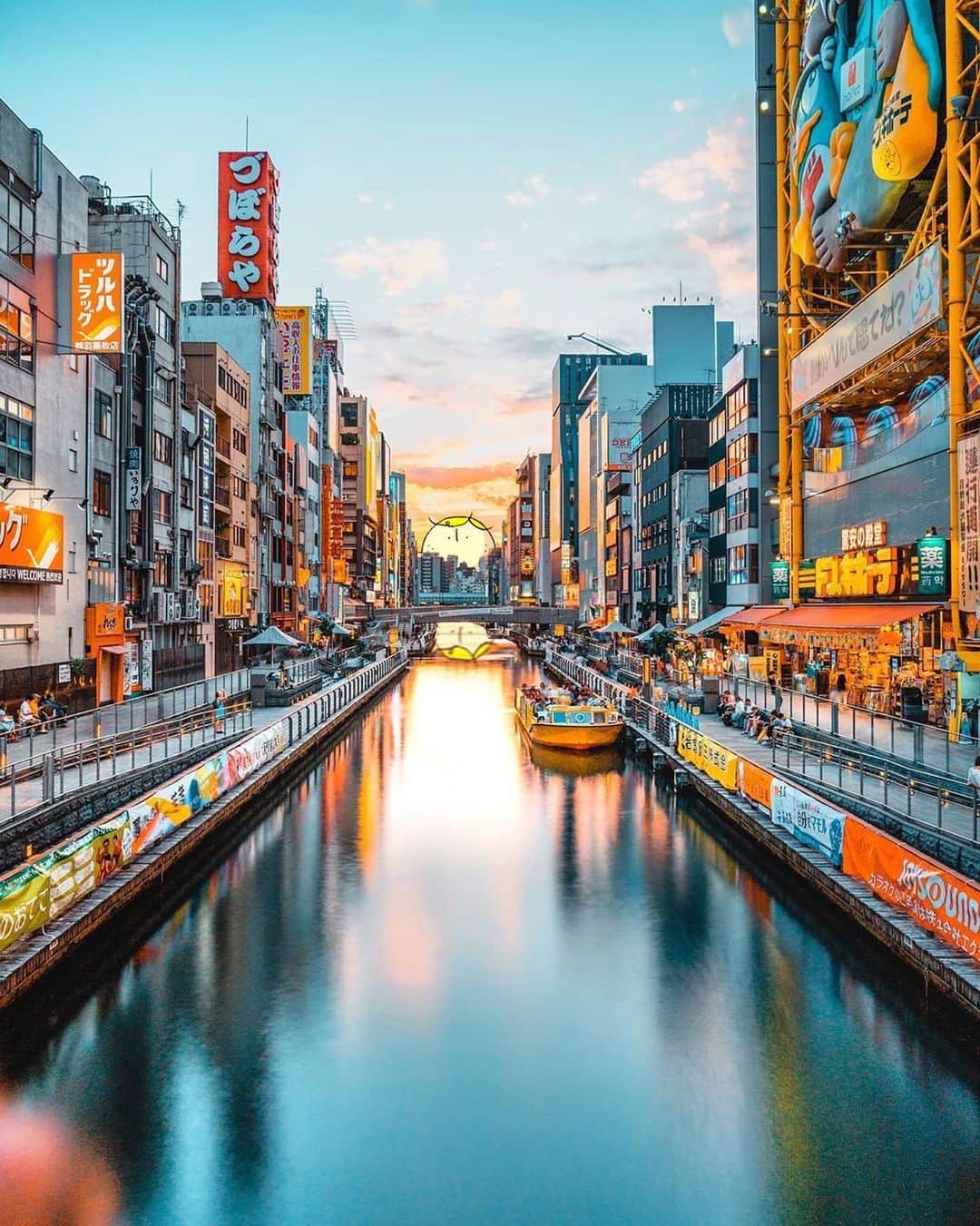のインスタグラム：「Dotonbori looks so pretty in the evenings. You can see these golden hues on  the canal just as the sun is setting ☺️ オレンジに染まる道頓堀は少しの時間しか見れないレアな風景☺️ Photo by @sameer.design ————————————————————— #maido #withOsakaBob #OSAKA #osakatrip #japan #nihon #OsakaJapan #大坂 #오사카 #大阪 #Оsака #Осака #โอซาก้า  #大阪観光 #dotonbori #道頓堀」