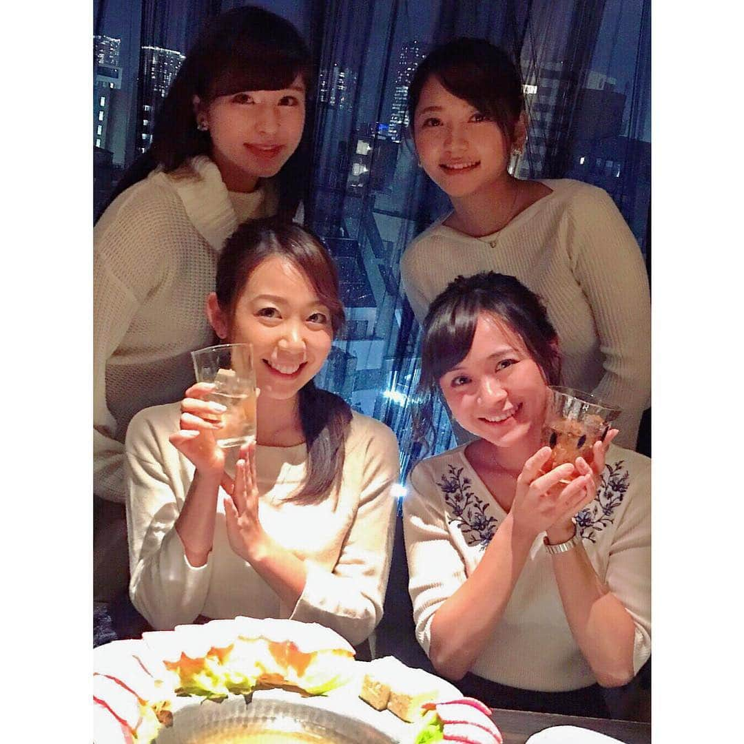 繁田美貴さんのインスタグラム写真 - (繁田美貴Instagram)「*＊ 先日、同期と後輩ちゃんと♪ #皆 #白い服 なのは #偶然です(笑) #テレビ東京 には #トレーナー制度 なるものがありまして、 #同期 の #須黒清華 #アナウンサー は #角谷暁子 アナウンサーの、 #私 は #竹崎由佳 アナウンサーの、 #トレーナー なんです。 #トレーナーらしいこと を話したかはさておき(笑) #楽しいご飯 となりました♪ #さやかちゃん #たけちゃん #かどやちゃん #また行こうね〜☆」11月2日 15時48分 - handa_miki