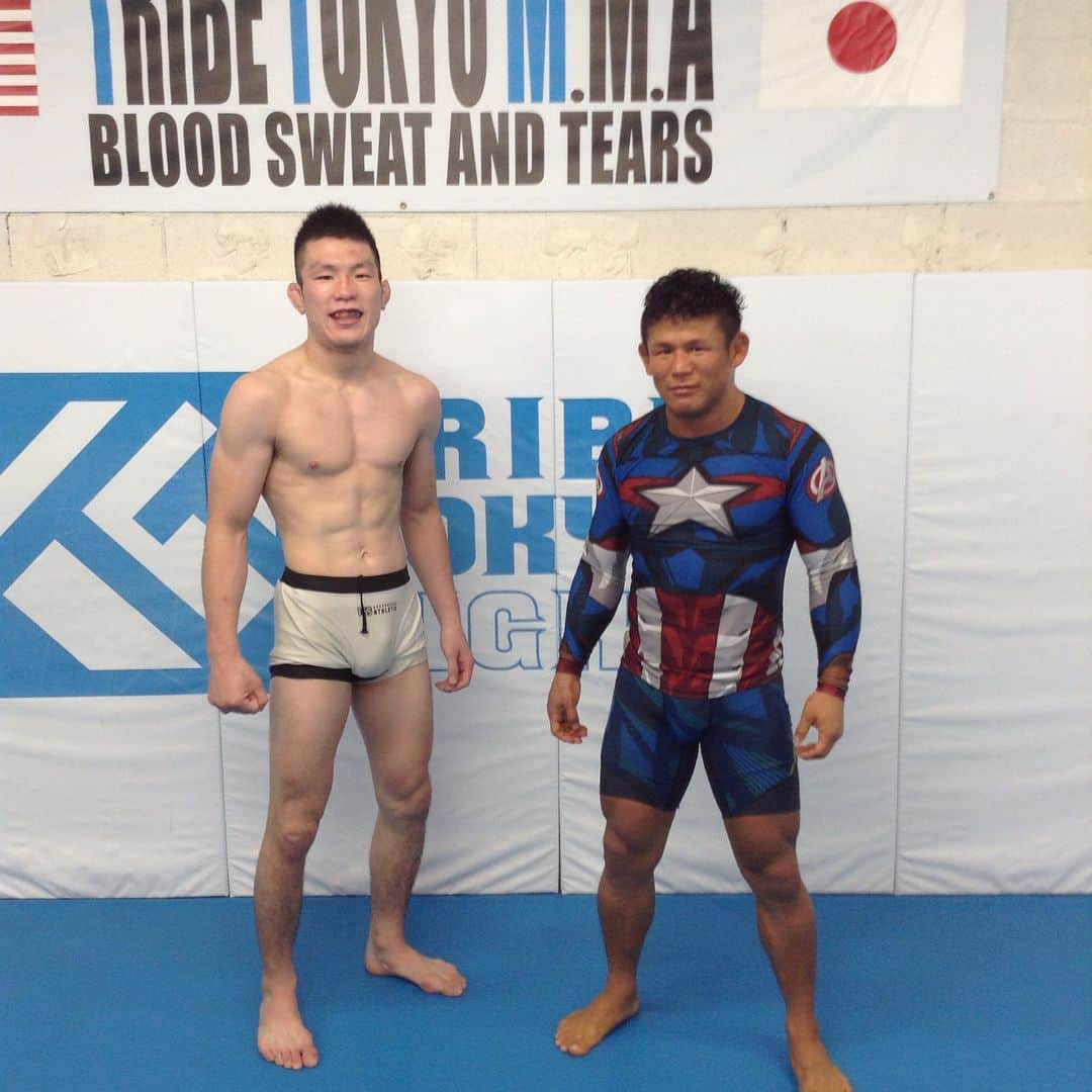 青木真也のインスタグラム：「日本での練習も今週で終わり。北岡選手の練習着がかわいかった。それだけ。#shinyaaoki #onechampionship #evolvefightteam #青木真也 #satorukitaoka#tribetokyomma #北岡悟」