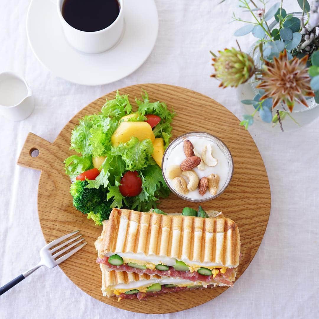 mamiのインスタグラム：「* Hot Sandwich ． 『 アスパラ・たまご・サラミハム・チーズのホットサンド 』． ． ． おはようございます☀． ハロウィンも終わって 次は大好きなクリスマス🎄の季節♡ 今年はどんな風に飾り付けしようか 考えてるだけでウキウキして来ます ． ． 北欧のトナカイ🦌❄️の人形が欲しいな〜♩． ． ． ．」