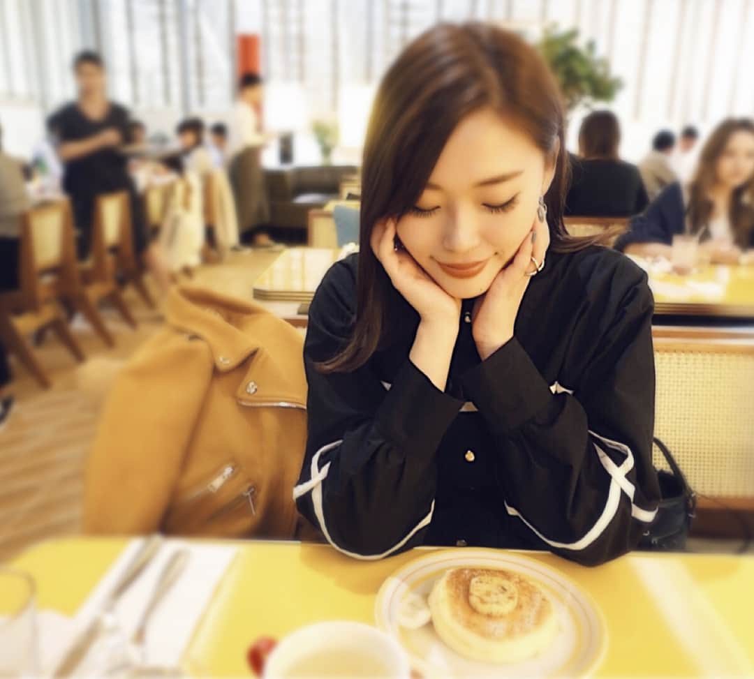 藤川沙弥のインスタグラム：「昨晩は @billsjapan  大阪店のreceptionへ🎉 billsが待ちに待った大阪に😭👏🏻❤️ 昔、東京で何時間も並んで あのリコッタチーズのパンケーキ🥞を 初めて口にした時の感動は 今でも鮮明に覚えてます…☺️💕💕 そんな大好きなbillsが いよいよ大阪でも食べれるなんて😭✨ 通い詰める事間違いなし☝🏻😂 ルクア1100の7階に11月3日Openです㊗️ . . . #bills#billsjapan#billsosaka #reception#party#pancakes #ビルズ#ビルズ大阪 #パンケーキ#リコッタパンケーキ #世界一の朝食#大好き」