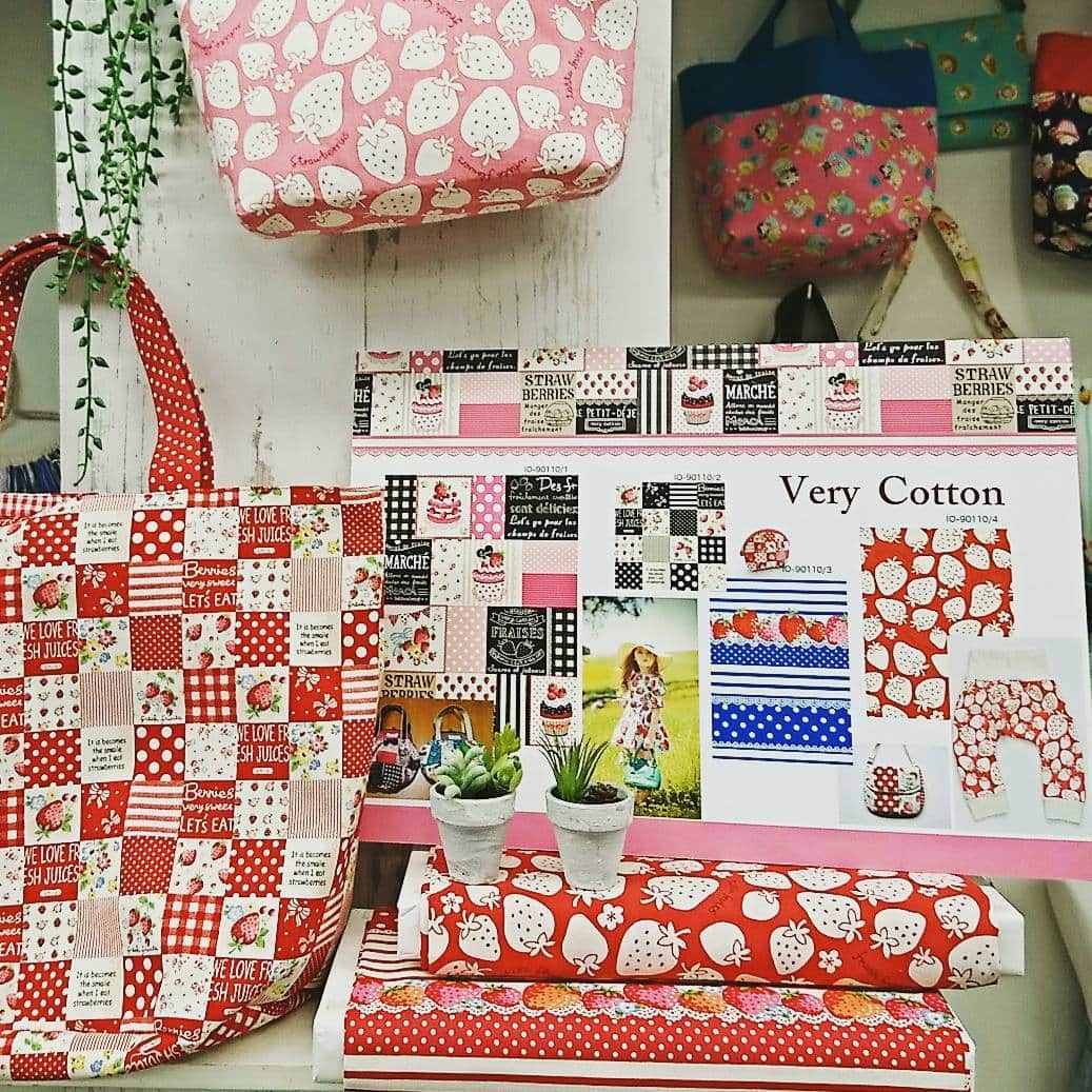 KOKKAさんのインスタグラム写真 - (KOKKAInstagram)「イチゴがかわいいベリーコットン 入園入学グッズやパッチワーク、キルトにもベリーグッド！ kawaii strawberry printed fabric for children goods and also nice for patchwork, quilting  #kokka  #fashion  #textile  #fabric  #japanesefabric  #kokkafabric  #verycotton  #kawaii  #strawberry  #cute  #handmade  #sewing  #quilt #patchwork  #コッカ #生地 #イチゴ #ベリーコットン #入園入学 #かわいい #ハンドメイド #レッスンバッグ #子供服 #巾着 #パッチワーク」11月2日 11時15分 - kokka.fashion_textile