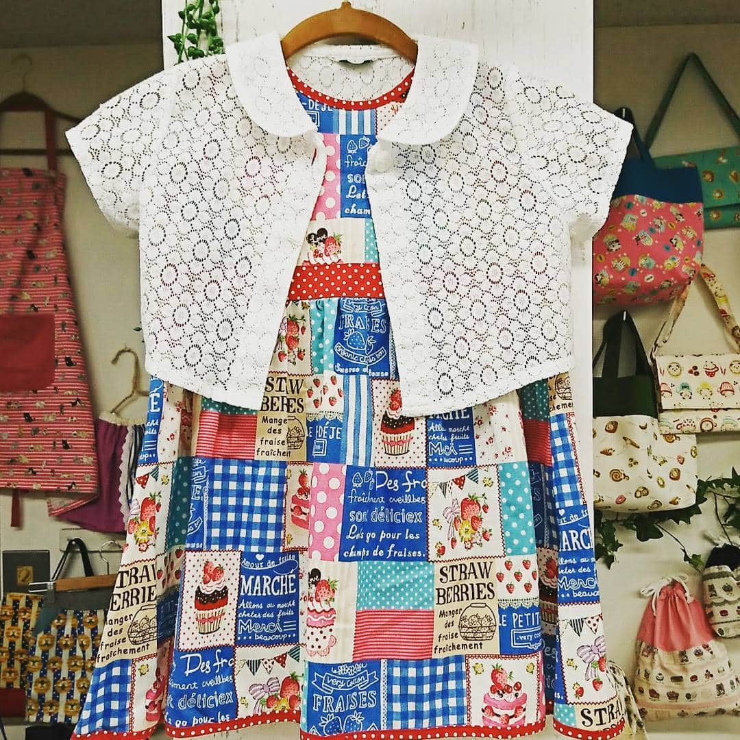 KOKKAさんのインスタグラム写真 - (KOKKAInstagram)「イチゴがかわいいベリーコットン 入園入学グッズやパッチワーク、キルトにもベリーグッド！ kawaii strawberry printed fabric for children goods and also nice for patchwork, quilting  #kokka  #fashion  #textile  #fabric  #japanesefabric  #kokkafabric  #verycotton  #kawaii  #strawberry  #cute  #handmade  #sewing  #quilt #patchwork  #コッカ #生地 #イチゴ #ベリーコットン #入園入学 #かわいい #ハンドメイド #レッスンバッグ #子供服 #巾着 #パッチワーク」11月2日 11時15分 - kokka.fashion_textile