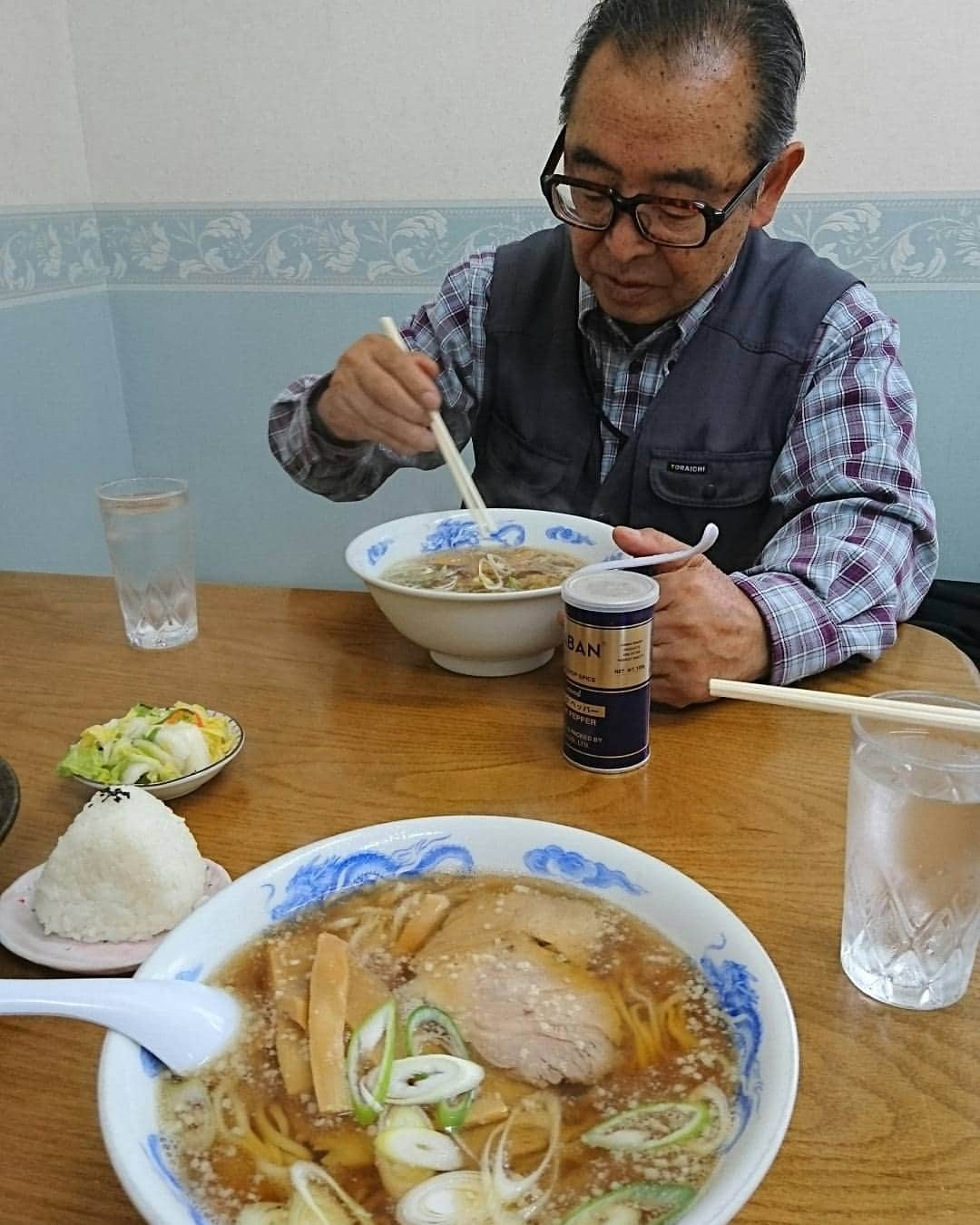 末永遥さんのインスタグラム写真 - (末永遥Instagram)「記録用☆。.:＊・゜ 何度見ても同じフォルムw そして、そんな二人の背中。 ずっと見ていたくなる大好きな後ろ姿。  歩き方も一緒。  ヨイショ…コラショ… 右っ左っ右っ左っ ユラユラ～ユラユラ～笑 😂  これ見たく、あえて後ろを歩く私w  驚異的!!!!DNAの凄さ!!!! あっぱれ☆。.:＊・゜ #何度も#見てみるけど#やっぱり#同じ #フォルム#親子#背中#大好きな#後ろ姿 #歩き方までも#全く一緒#エンヤコラ #驚異的#DNAの#凄さ#恐るべし#遺伝子」11月2日 12時11分 - haruka_suenaga86