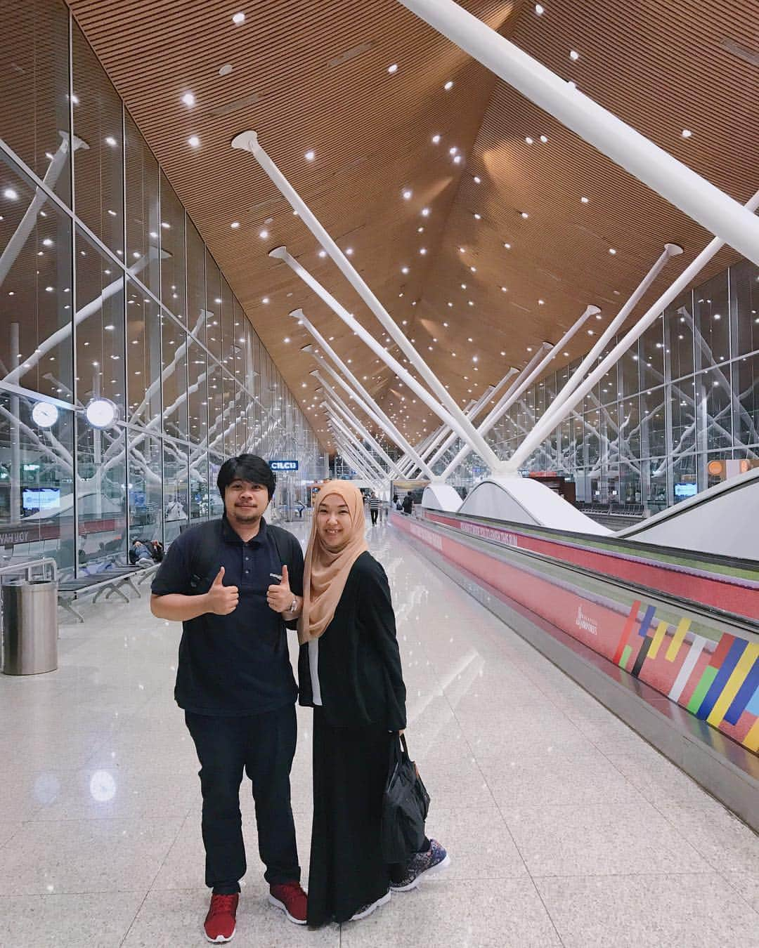 Risa Mizunoのインスタグラム：「I just spent 5 days in Malaysia, now it's time to travel with him 😉Our destination ➡︎ somewhere in between Europe and Asia for the first time 🕌✨ Bismillah ✈️ #japanesemuslim #muslim #muslimah #japanese #japan #tokyo #malaysia #putrajaya #muslimahtokyo #travel #travelblogger #travelgram #travellover #travellife #journey #hijab #tudung #etihad #日本人ムスリム #日本 #東京 #マレーシア #国際結婚 #🇲🇾 #❤️ #🇯🇵」