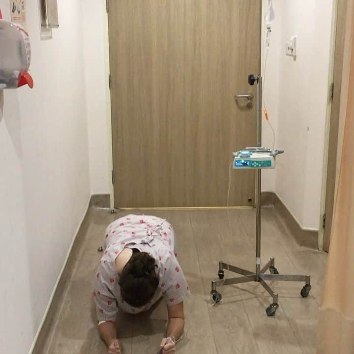 アリー・ユーイングのインスタグラム：「What a better way to announce my discharge from the hospital than to give a shoutout to @gary.player for his birthday and plank it out while connected to an IV! I can't thank everyone enough for the prayers and continued support while battling back from severe dehydration! Thanks again everyone! @lpga_tour #getyourbuttdown」