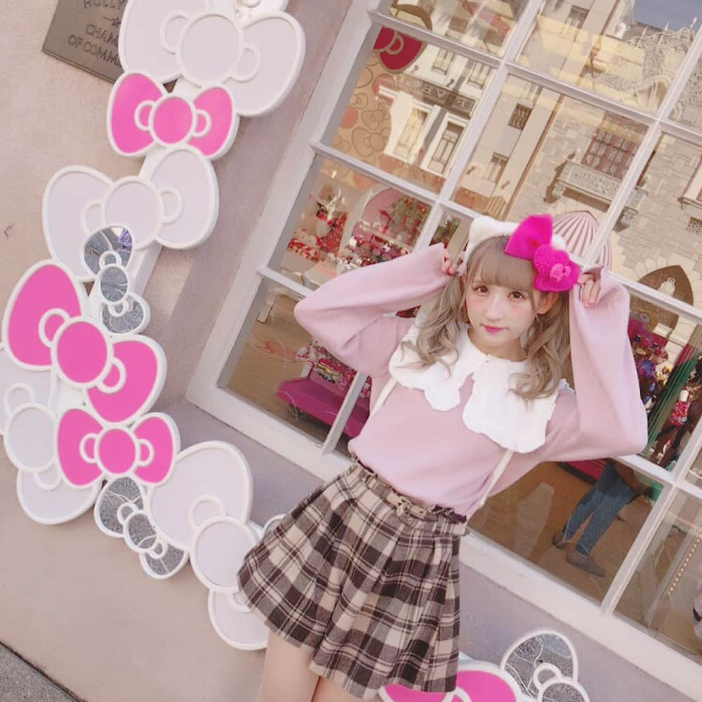 千葉咲乃のインスタグラム：「昨日の私服🎀✨ #ankrouge #ハローキティ #キティ #キティちゃん #ピンク系 #ピンク色 #usj #ユニバ #ユニバーサルスタジオジャパン #ユニバーサルシティ #リボン #アンクルージュ #アンク #大阪 #ハロウィン」