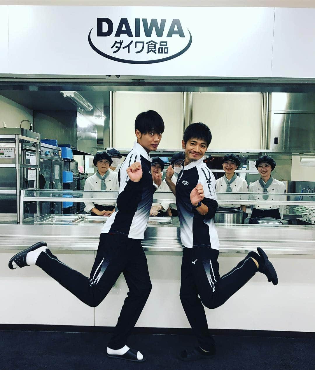 TBS「陸王」のインスタグラム：「第二話放送まで  あと２時間！  #竹内涼真 #和田正人 #なんだこのポーズ #二時間って感じ？ #なかよし茂木平瀬  #こんなドラマではございません」