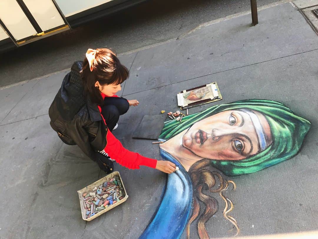 わちみなみのインスタグラム：「画家になりました👩🏽‍🎨👽 . 道のいたるところに絵か描いてあるよ(o^^o) . この絵を描いていたお兄さんに、好きに付け足していいよと言われたので遠慮なく描いた❗️が、このチョーク付きがあまりよくない😭痕跡残せず🤷🏿‍♂️笑 . #わちみなみ #newyork #art #artonthestreet #nyc #ワチタビ」