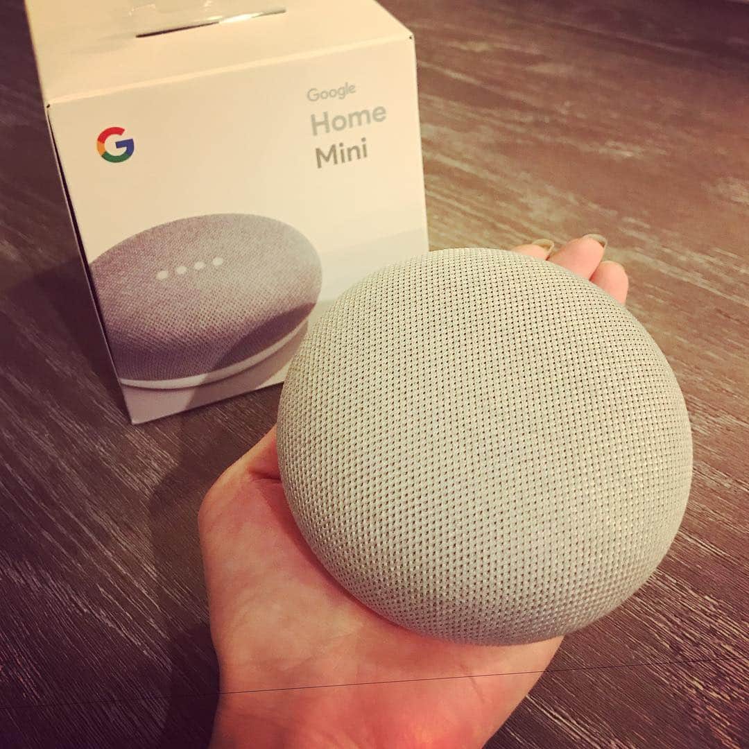 宮瀬茉祐子のインスタグラム：「Google home mini が我が家にやってきた‼︎ 手のひらサイズのお利口さん♡  #Alexa 先輩と仲良くね♡  #googlehomemini #googlehome #amazonalexa #ai #voiceassistant #iot」