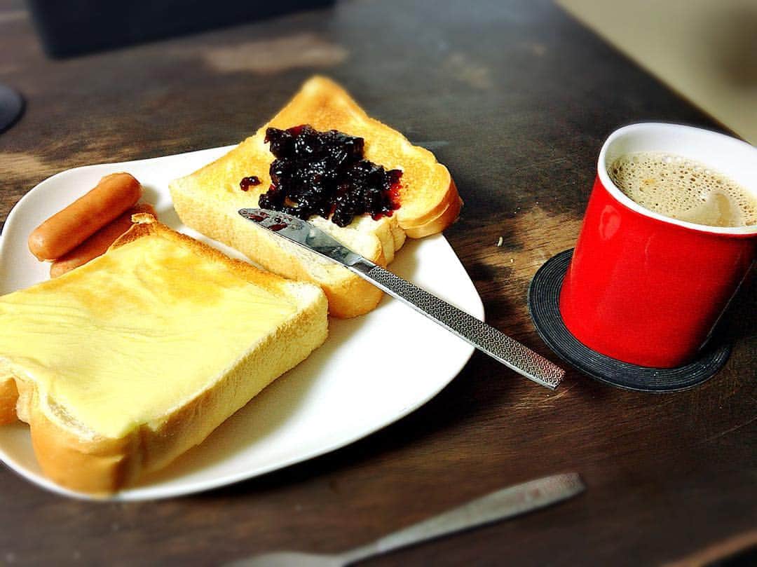 荒木次元のインスタグラム：「こんな寒い朝も、母さんの作る朝ごはんはあったかいです。 #sunday #breakfast #rainy」