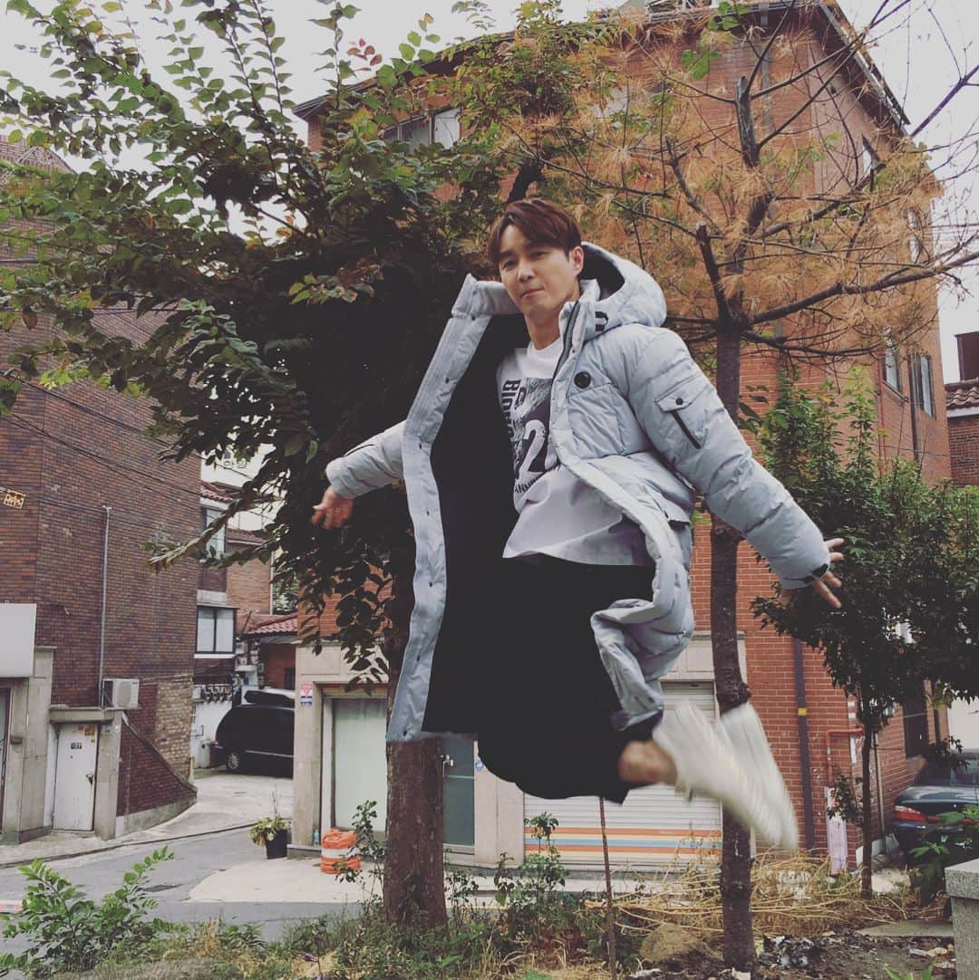 シム・ヒョンタクさんのインスタグラム写真 - (シム・ヒョンタクInstagram)「Let's jump~>.< b 답답한일 복잡한일 다 날려버리자~~~아자 아자 심형탁~^^이제 날이 추워져서 아침 저녁으로는 패딩을 입어야 일하겠넹~^^ 모두 따듯하게 주말 보내세요~^^ . . #밥상차리는남자 #촬영 #심형탁 #라푸마 #lafuma」10月29日 10時05分 - tak9988