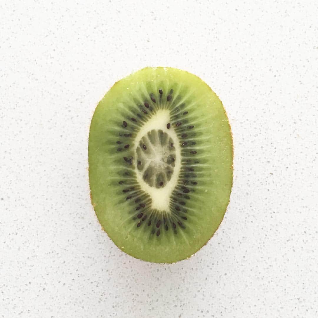 ローレン・ボイルのインスタグラム：「Vegan double yolker! 🥝」