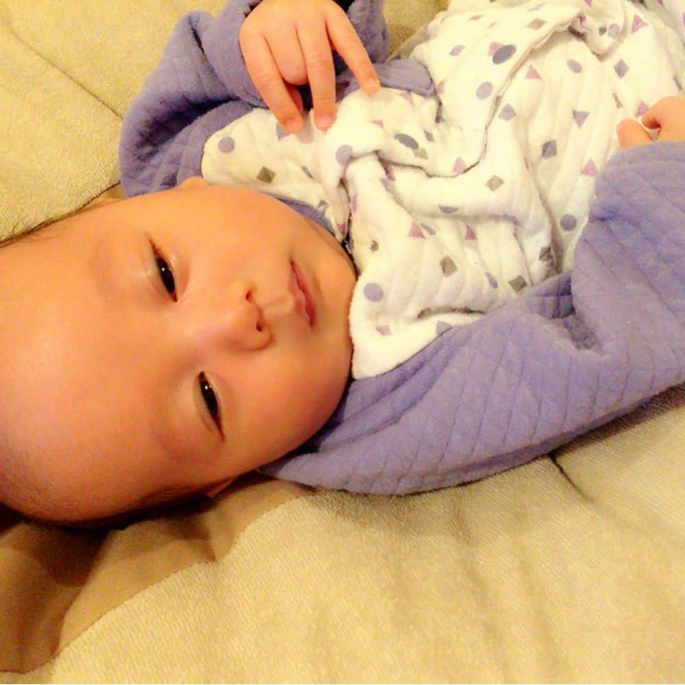 下田美咲さんのインスタグラム写真 - (下田美咲Instagram)「ヨギボーが好きそうだったし、ミルクの吐き戻しが多いのが気になっていたから、おやすみたまご買ってみた。赤ちゃん版ヨギボーって感じがするけど、乗せ方がまだいまいちわからない。縦置きってこういうことなんだろうか、、？ 乗せたらおちょぼ口になった。  #生後1カ月 #おやすみたまご」10月29日 11時33分 - shimodamisaki815