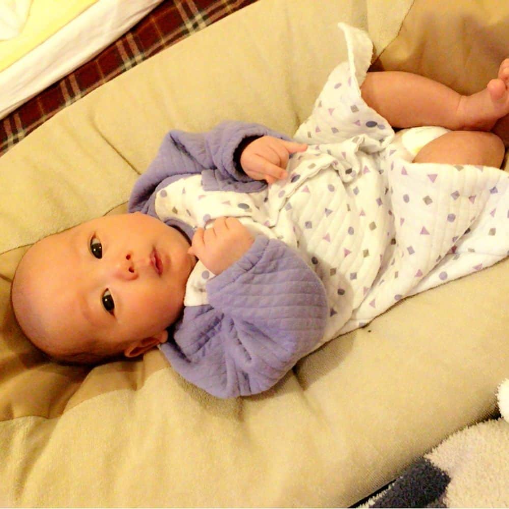 下田美咲さんのインスタグラム写真 下田美咲instagram 手の中でご機嫌に笑うベイ 生まれてから1ヶ月半で2キロも増えたよ ゴックゴクのスクスク 赤ちゃんがミルク吐くとカマンベールのチーズケーキの匂いがする 生後1カ月半 10月29日 16時39分 Shimodamisaki815