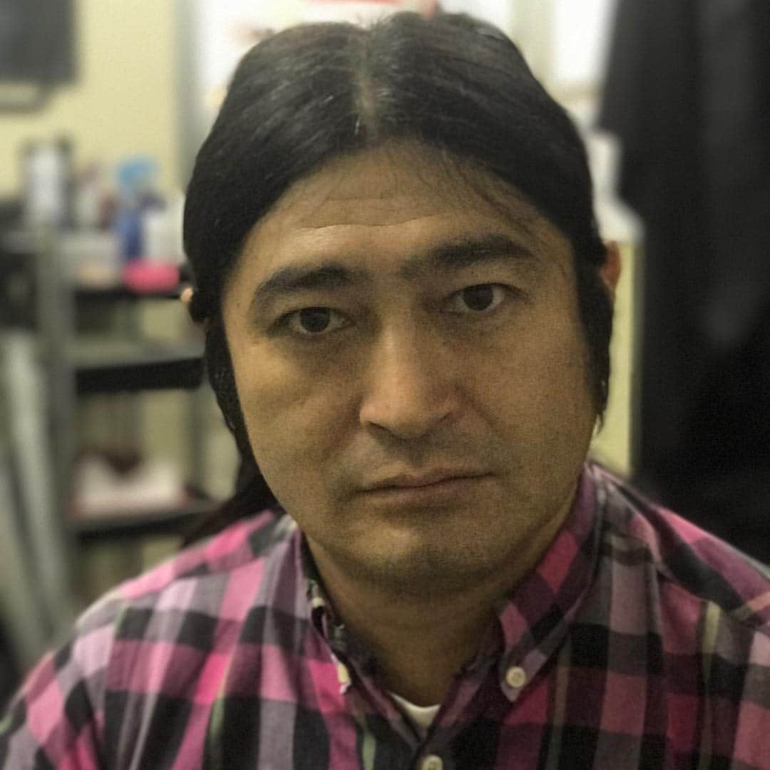 川島明のインスタグラム：「ハイキングウォーキングＱ太郎さん  #酋長から絶大なる信頼をおかれている村の若者 #300m先の鷹の目を射抜く弓の名手 #開拓のため村を襲った都会の荒くれ者達を弓だけで追い払った #当然のごとく酋長の娘と結婚 #宴は夜まで続き皆が寝静まったころ忍び寄る荒くれ者たちの影 #Ｑ太郎が目を覚ました時には村は火の海に #炎の中でＱ太郎が目にしたのは銃口をこちらにむける金で裏切った酋長の姿 #ゆっくり引き金をひく酋長 #そのとき酋長の娘がＱ太郎の前に立ちはだかり銃弾の餌食に！ #怒り狂い雄叫びをあげながら酋長の両目を弓矢で射抜いたＱ太郎 #全てを失ったＱ太郎は愛を捨てて荒野をさまよう #ふらふらになりながら水を求めてたどり着いた小さな村 #大丈夫ですか？とコップの水を持ち声をかけてくれたのはなんと酋長の娘！？ #ハードボイルド大巨編「さまよえる弓」 #乞うご期待！」