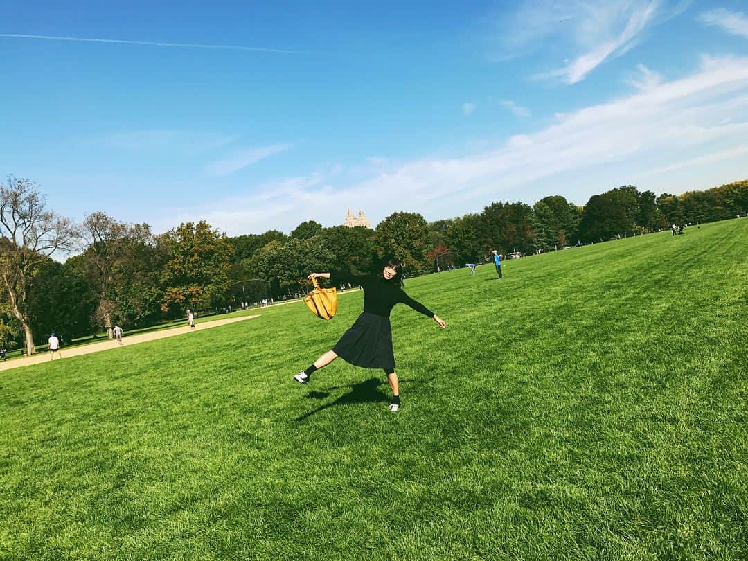わちみなみのインスタグラム：「セントラルパークも行ったよ❗️ . 2年前に行った時は芝生に寝転がって寝たり食べたりしたけど、今回は通過しただけ(o^^o) .  アッパーイーストサイド→セントラルパーク→ユニオンスクエア . リスがたくさんいて、犬に追われてた💛笑 . #centralpark #わちみなみ  #newyork #ニューヨーク #ワチタビ #毎日20キロ歩く #マンハッタン横断」