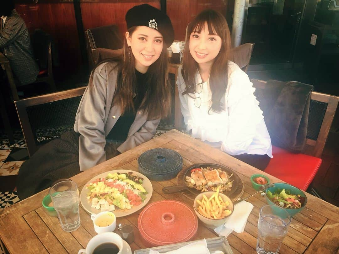 DJ MaRiaのインスタグラム：「先日のHERIとのランチ写真♡ ほんと素敵ママで憧れる🐨🐻🐥 またゆっくりランチしたいな💕🌿 ☺︎ ☺︎ #lunch #hacienda #haciendadelcielo #heri #friends #daikanyama #love #cobsalad #coffee」