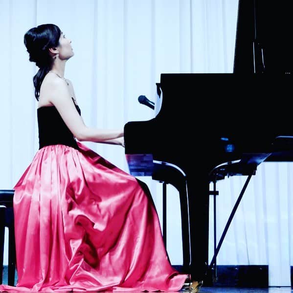 森本麻衣のインスタグラム：「Feel✨🎹💕 . . . #maimorimoto#piano#pinist#pianista#concert#dress#🎹#instapiano #森本麻衣#ピアノ#ピアニスト#本番#コンサート#ドレス」