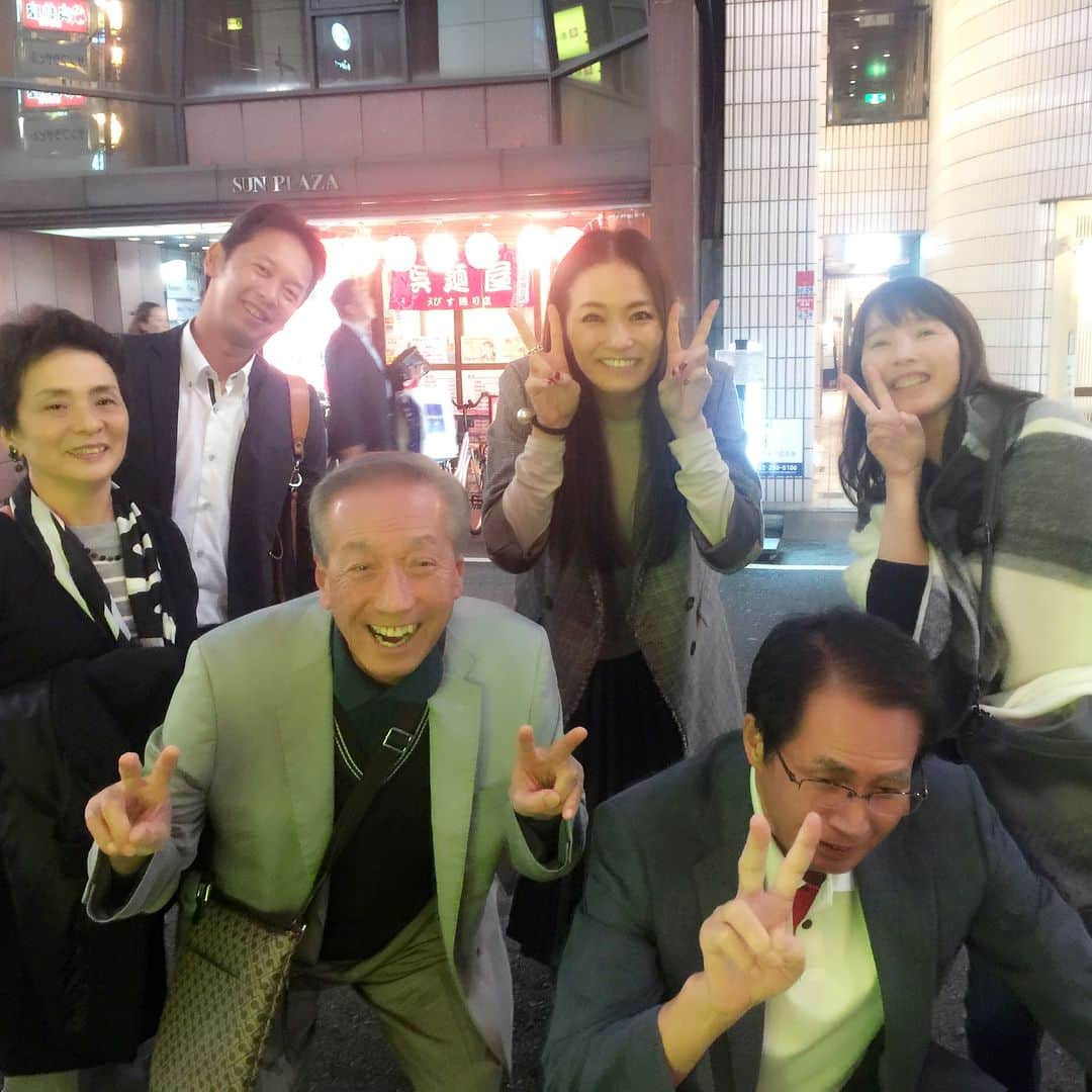 倉本康子さんのインスタグラム写真 - (倉本康子Instagram)「一昨日の広島最初の夜は、倉本家親族での夕食。 1枚目はみんなで。 2、3枚目の画像の従兄弟たちの表情、ポーズが謎すぎて笑う。 必ず写真でふざける血筋。笑  幸せな広島の夜でした！ #幸せな夜 #広島  #おじの口癖「やめてぇや」に大ハマリの父と私 #絶妙かつ有効的に使えるセリフ #倉本康子 #yasukokuramoto  #きっと姉も羨ましがってる #いつかきっと姉も一緒に広島へまた」10月29日 17時07分 - yasuko_kuramoto_yakko