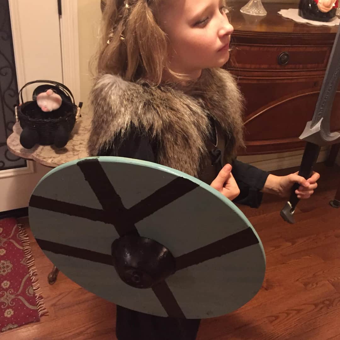 キャサリン・ウィニックさんのインスタグラム写真 - (キャサリン・ウィニックInstagram)「Get your mini #Lagertha on! Which little shield-maiden rocked it best? ⚔️ 🎃#Halloween #round2 #allkilledit」10月30日 3時07分 - katherynwinnick